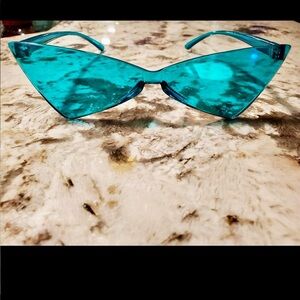 Triangle futuristic sunglasses in blue UVA protection 400